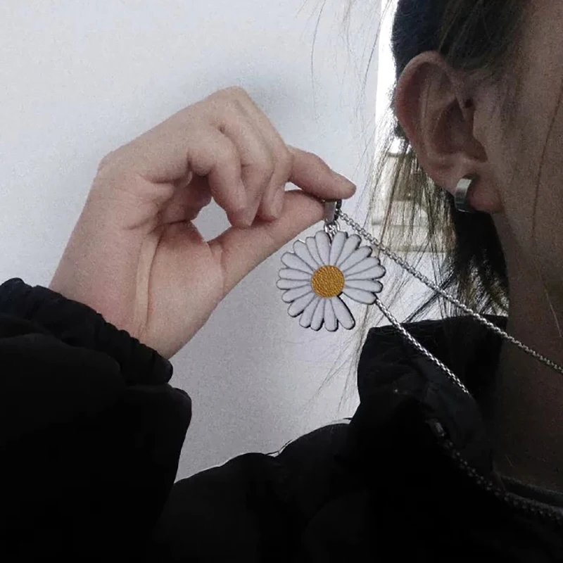 

GD with Daisy Necklace Men's and Women's Tide Brand Sunflower Chrysanthemum Pendant Net Red Tide Hip Hop Decorations Pendant