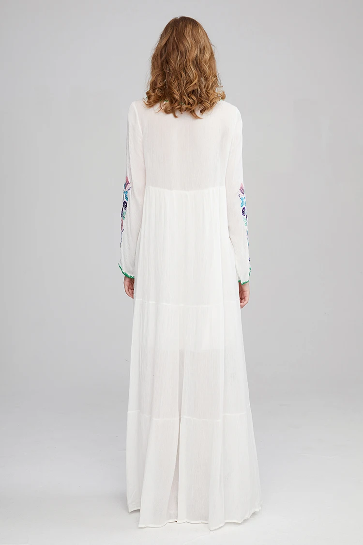 Модное красивое белое длинное платье с поясом украшенное цветочной вышивкой 2019
