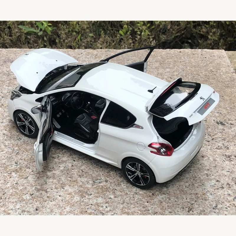 Миниатюрная модель автомобиля из сплава Peugeot 1/18G-TI металлическая статическая