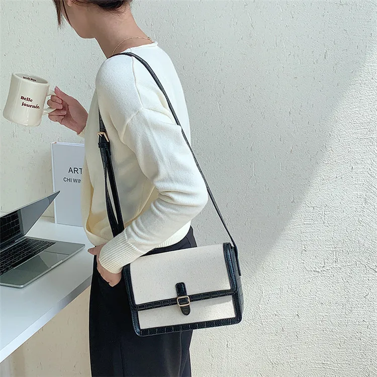 Сумка-мессенджер на плечо с регулируемым ремешком контрастных цветов