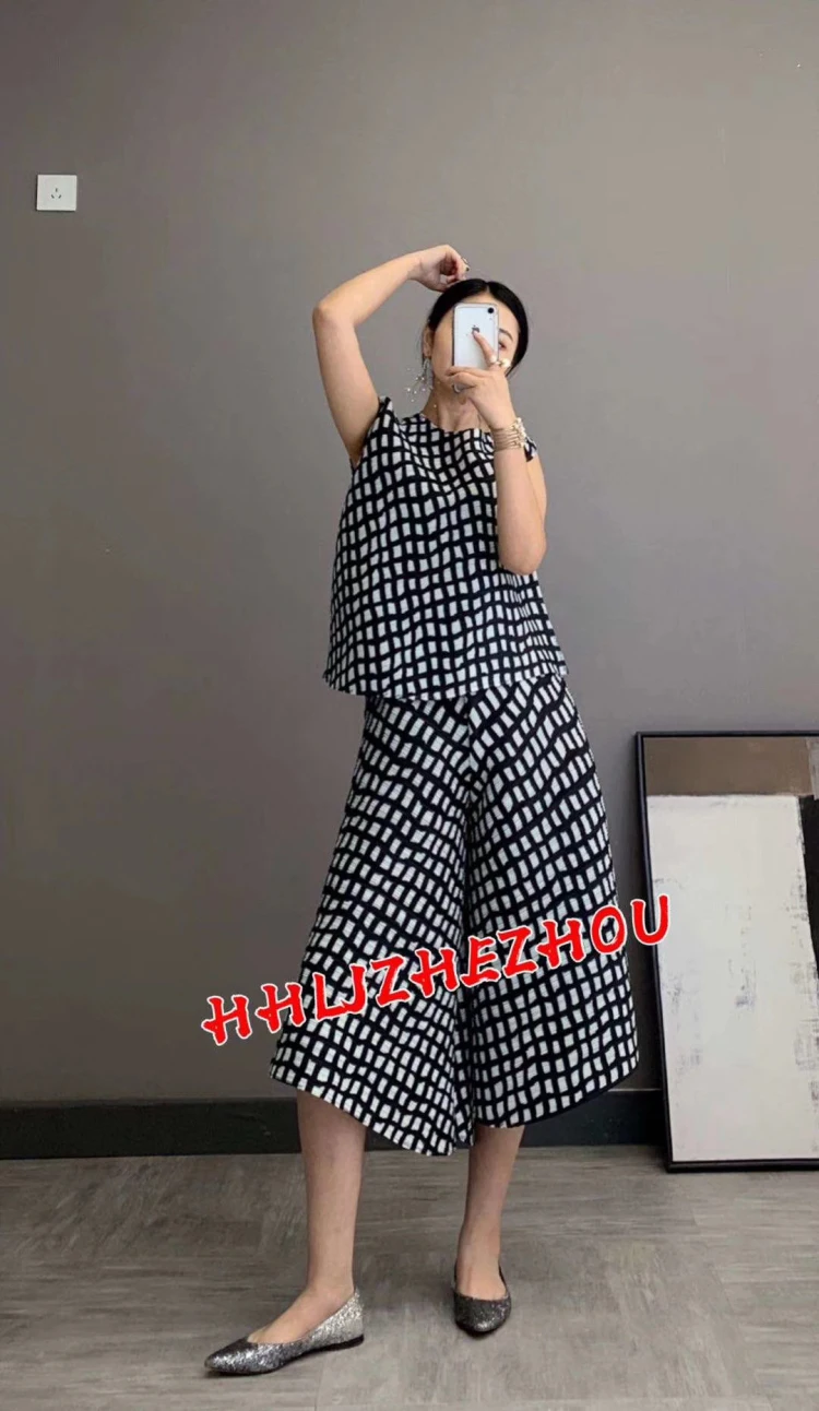 

HOT SELLING Miyake fold sleeveless round collar T-shirt + wide leg pants lattice suit IN STOCK