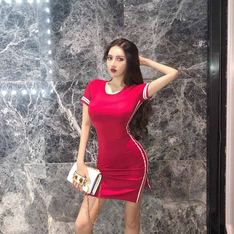 Женское вечернее платье облегающее в полоску с коротким рукавом и разрезом