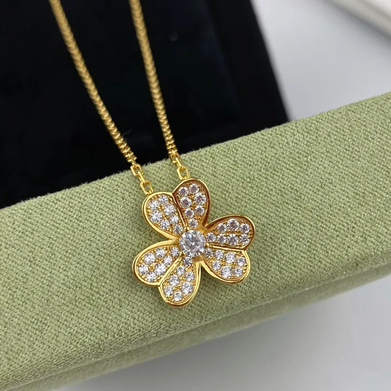 

Fashion S925 Sterling Silver Clover Pendant Necklace Ladies Boutique Jewelry Clavicle Chain Romantic Lover Gift