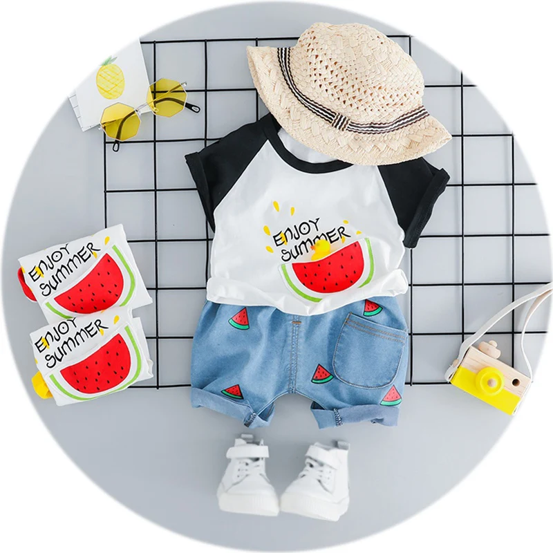 

Футболка с коротким рукавом и круглым вырезом + однотонные штаны