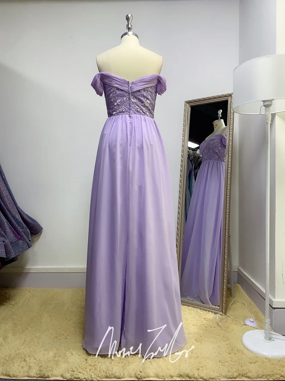 Пастельно-сиреневое шифоновое кружевное длинное платье подружки невесты 2020 без