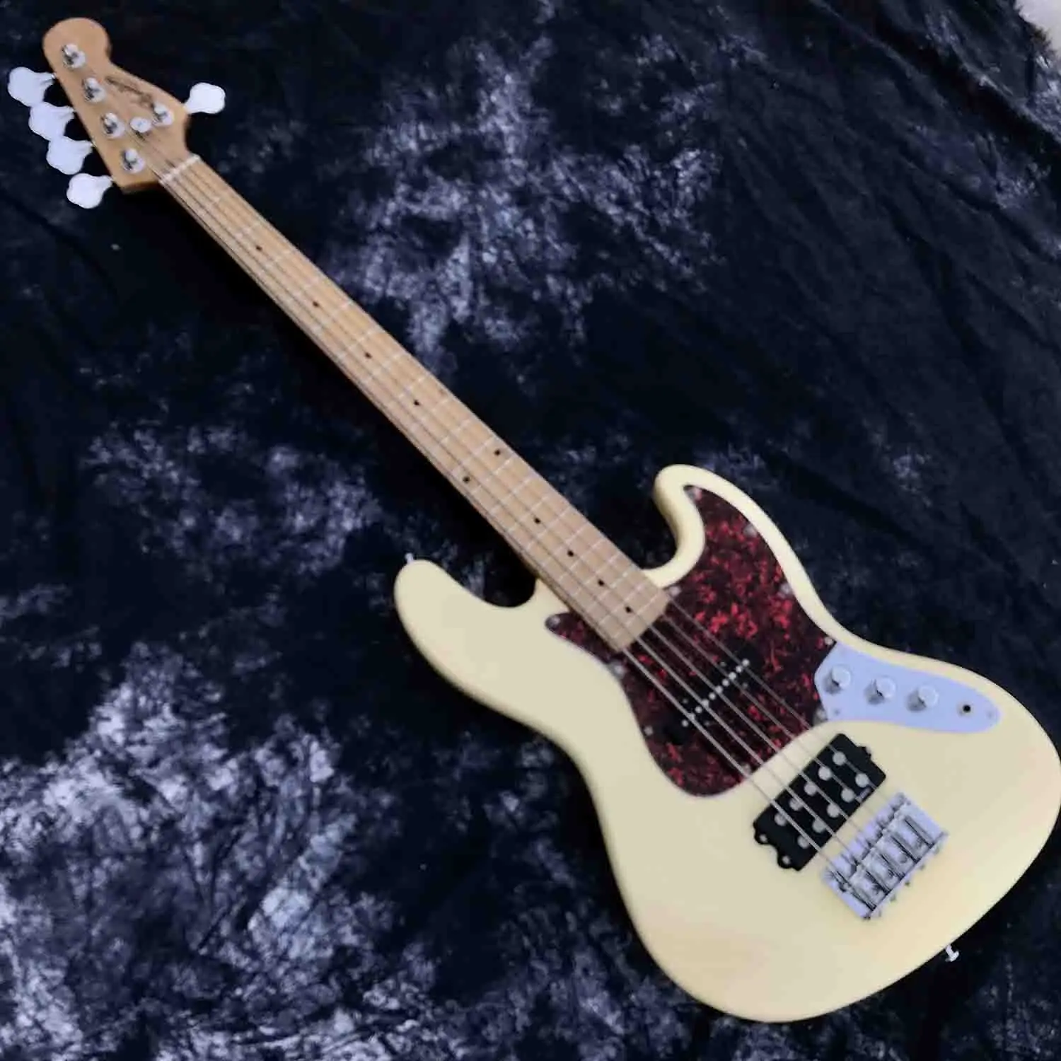 Изготовленная на заказ электрическая гитара с 4 струнами и басами | Спорт