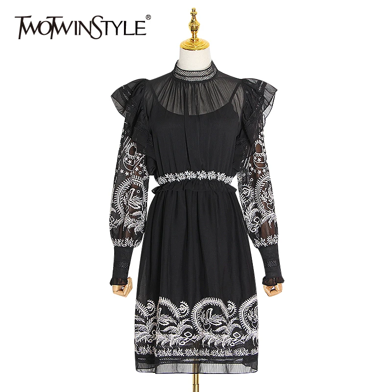 Женское ажурное платье TWOTWINSTYLE разноцветное с воротником стойкой длинными