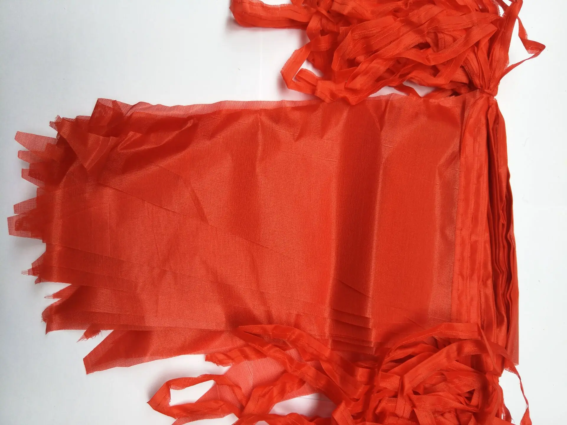 

Белая и красная тканевая гирлянда из флажков 40 метров