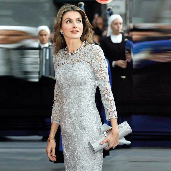 Короткие платья для матери невесты 2020 кружевные с длинным рукавом облегающие