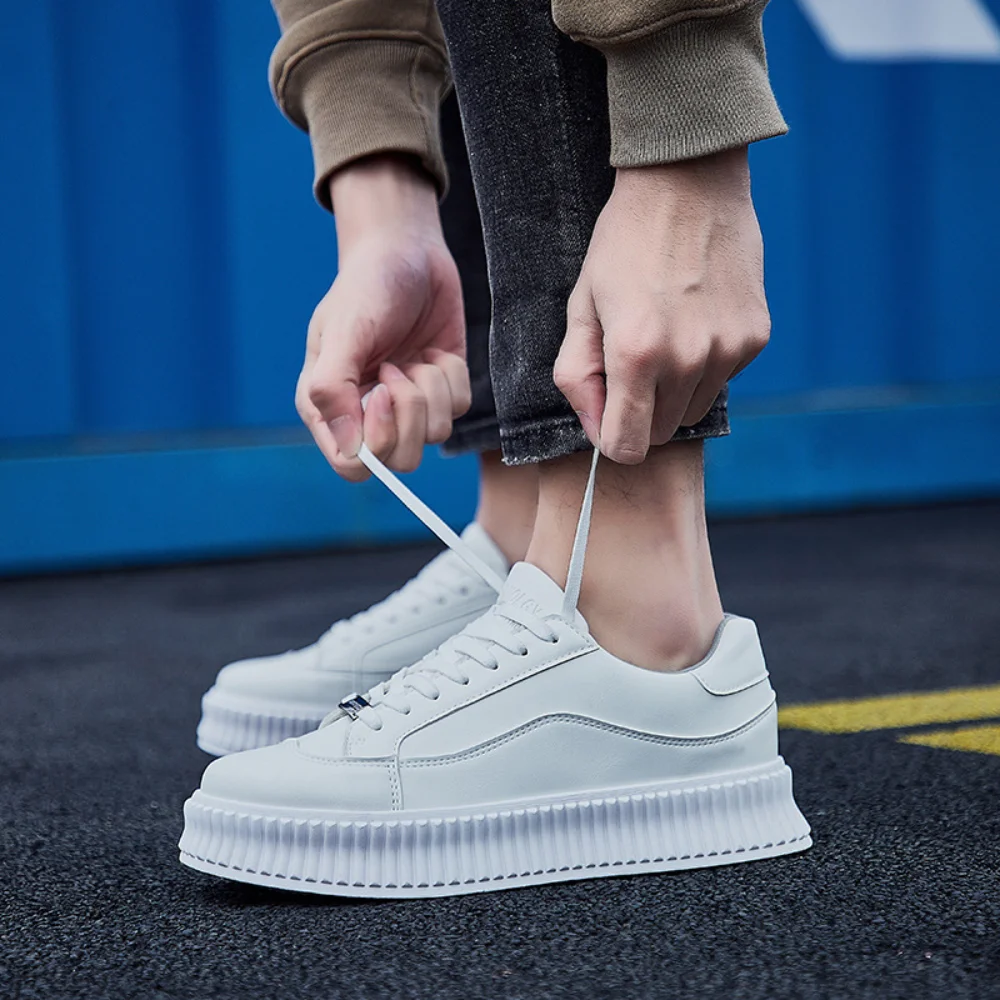 

Мужские повседневные туфли на плоской подошве, новые дышащие однотонные кроссовки на шнуровке, мужская обувь на платформе, легкие удобные п...