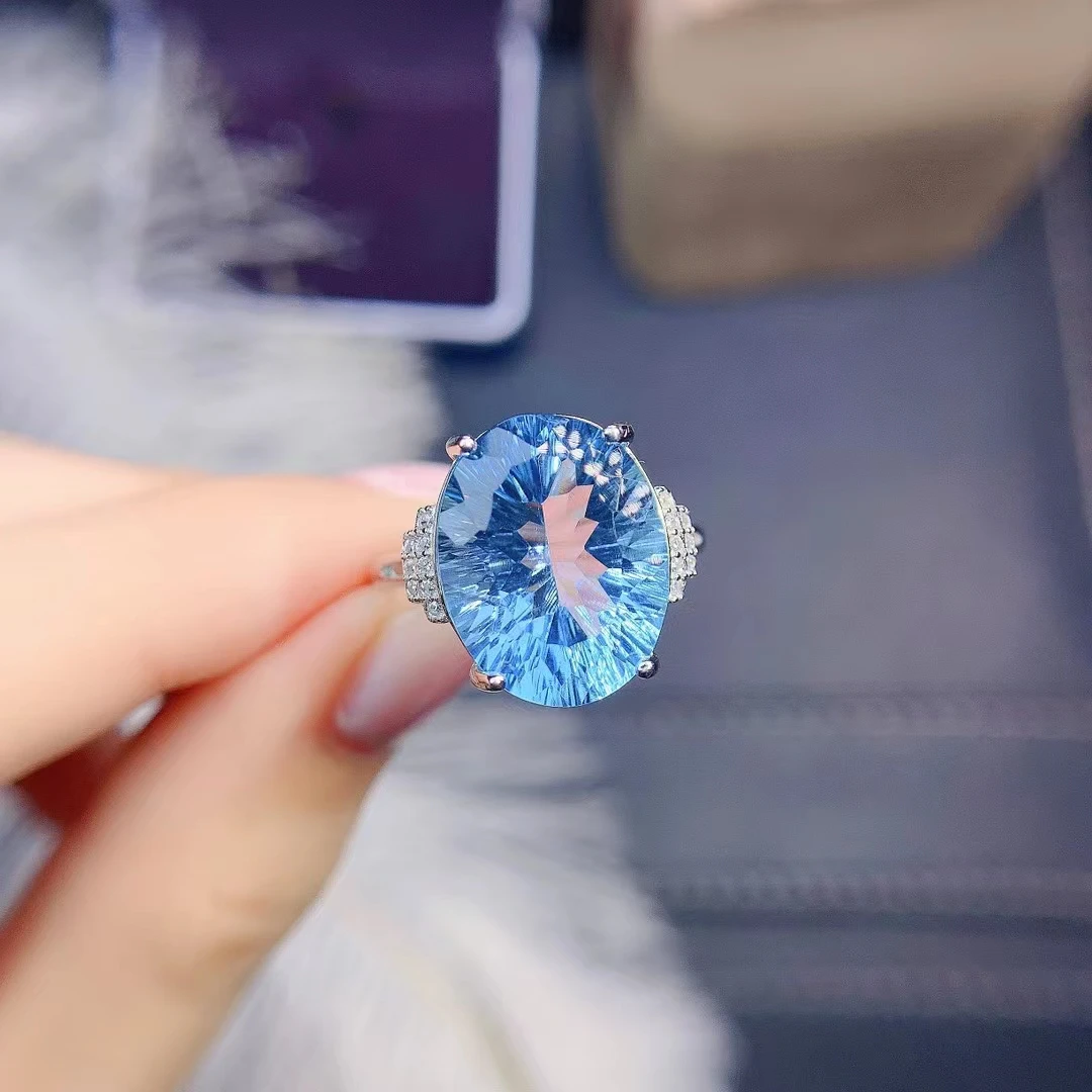 Женское кольцо из серебра 925 пробы с овальным голубым топазом