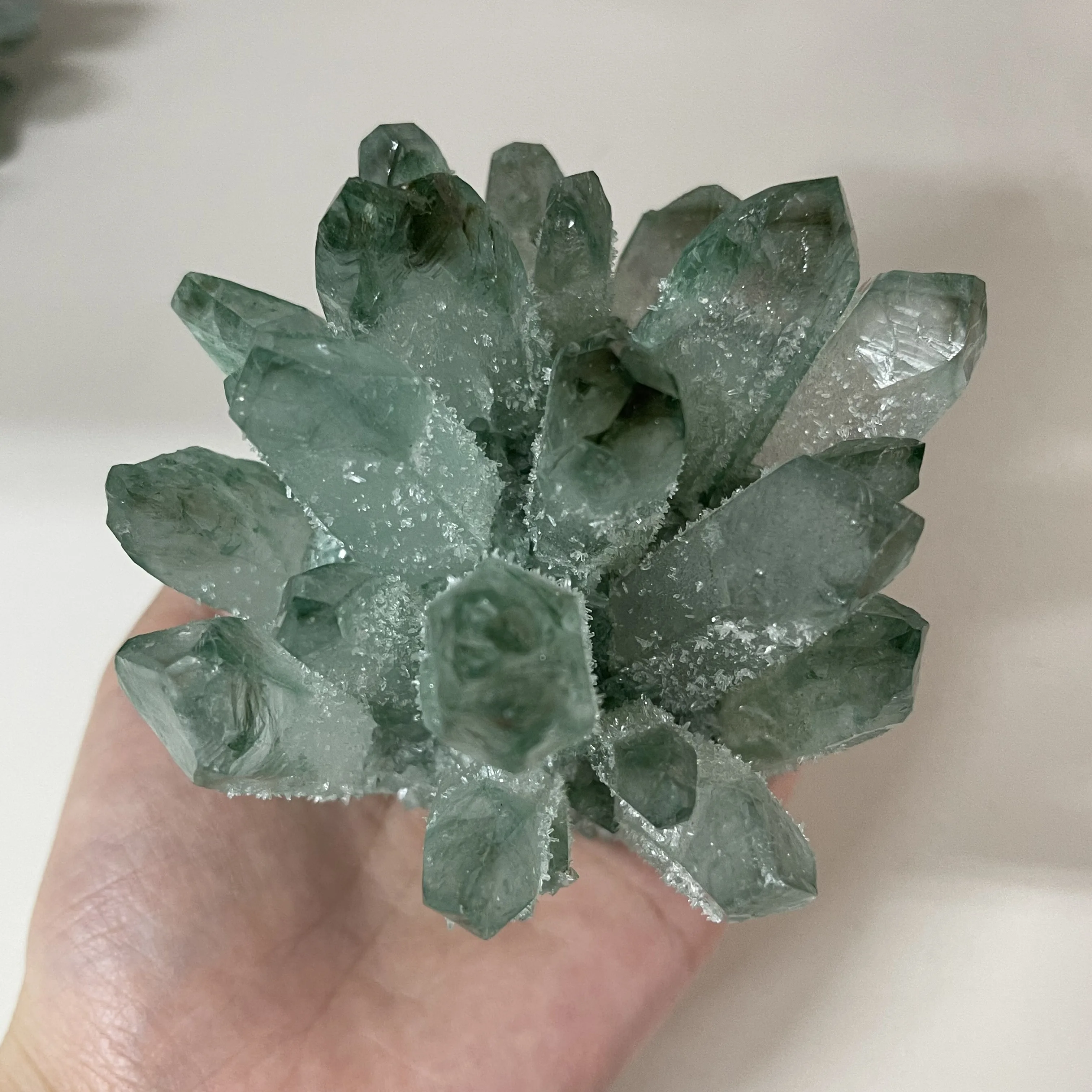 Натуральный зеленый призрак фантомный кварцевый кристалл кластер минеральный