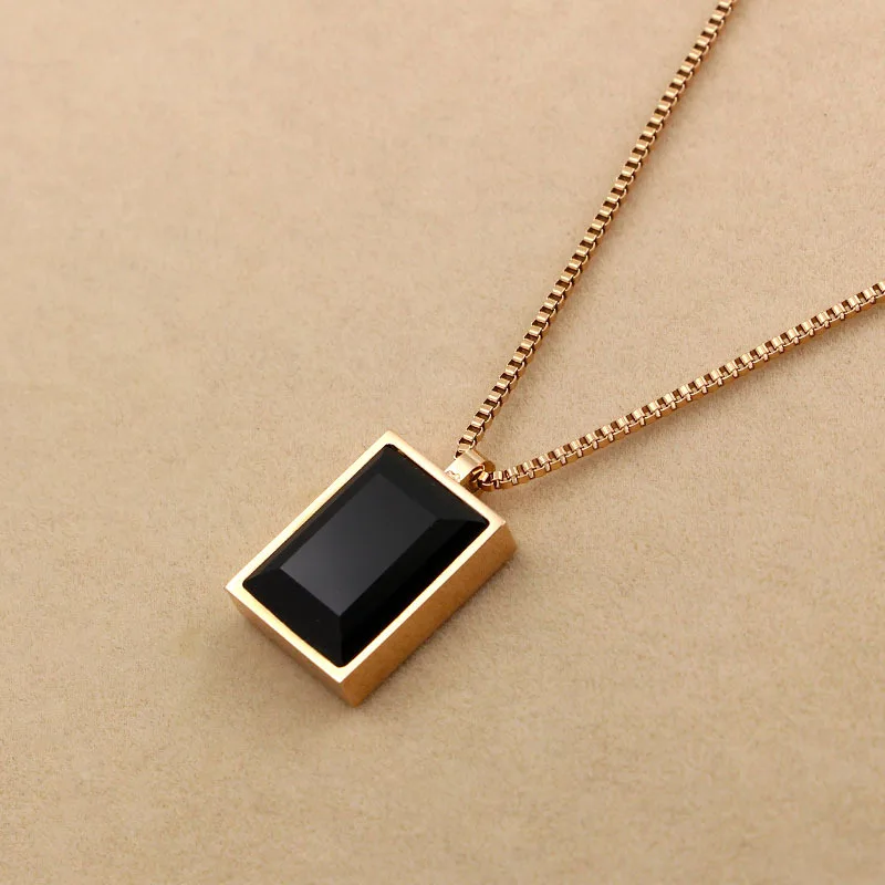 

Корейская версия титановой стали с золотым покрытием инкрустированные черный квадратный камень большой хрустальный бриллиант кулон ожере...