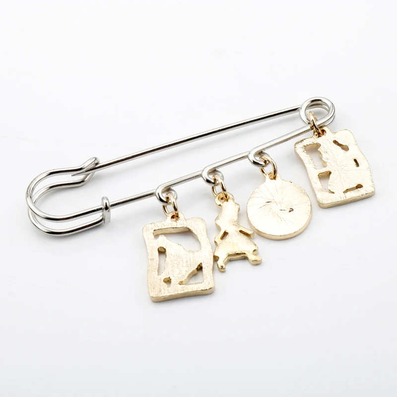 Металлические броши с изображением Алисы |