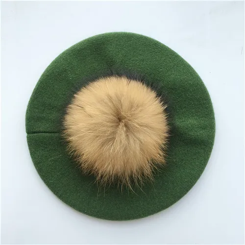 Green natural fur Женский берет, шапка с натуральным большим меховым помпоном, Зимний вязаный шерстяной берет, натуральный мех енота, шапка с помпоном, одноцветная, высокое качество, женский берет - Цвет: Green natural fur