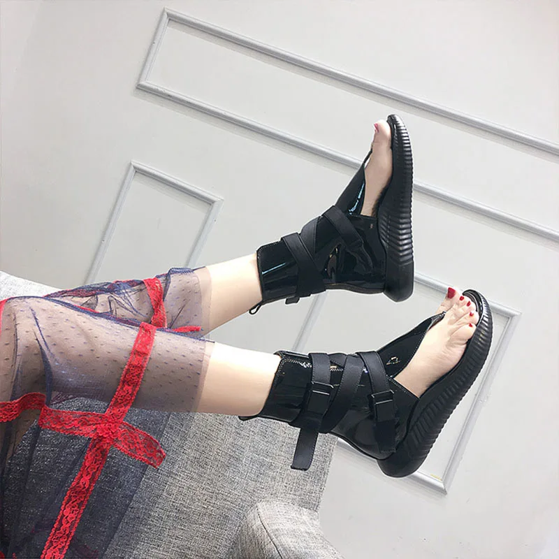 Женские летние ботинки в римском стиле с ремешком и пряжкой на плоской подошве