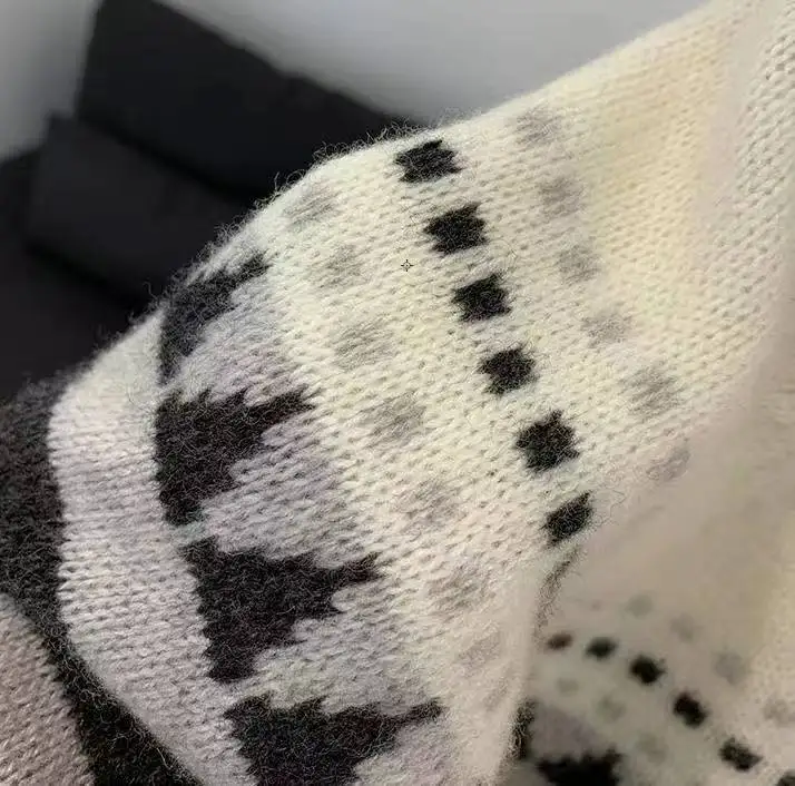 Новый зимний теплый ретро-свитер свободного кроя с контрастным геометрическим