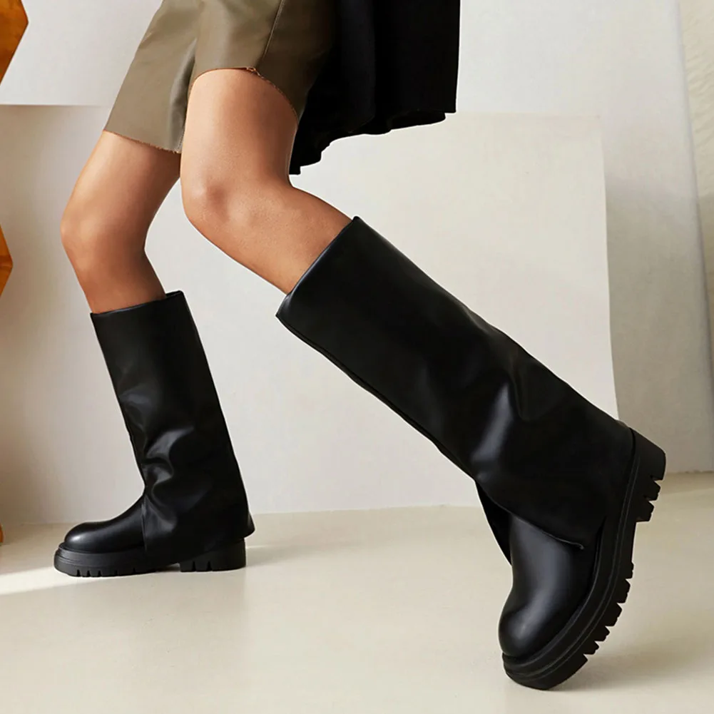 Женские нескользящие ботинки на платформе SaraIris черные до середины икры с круглым