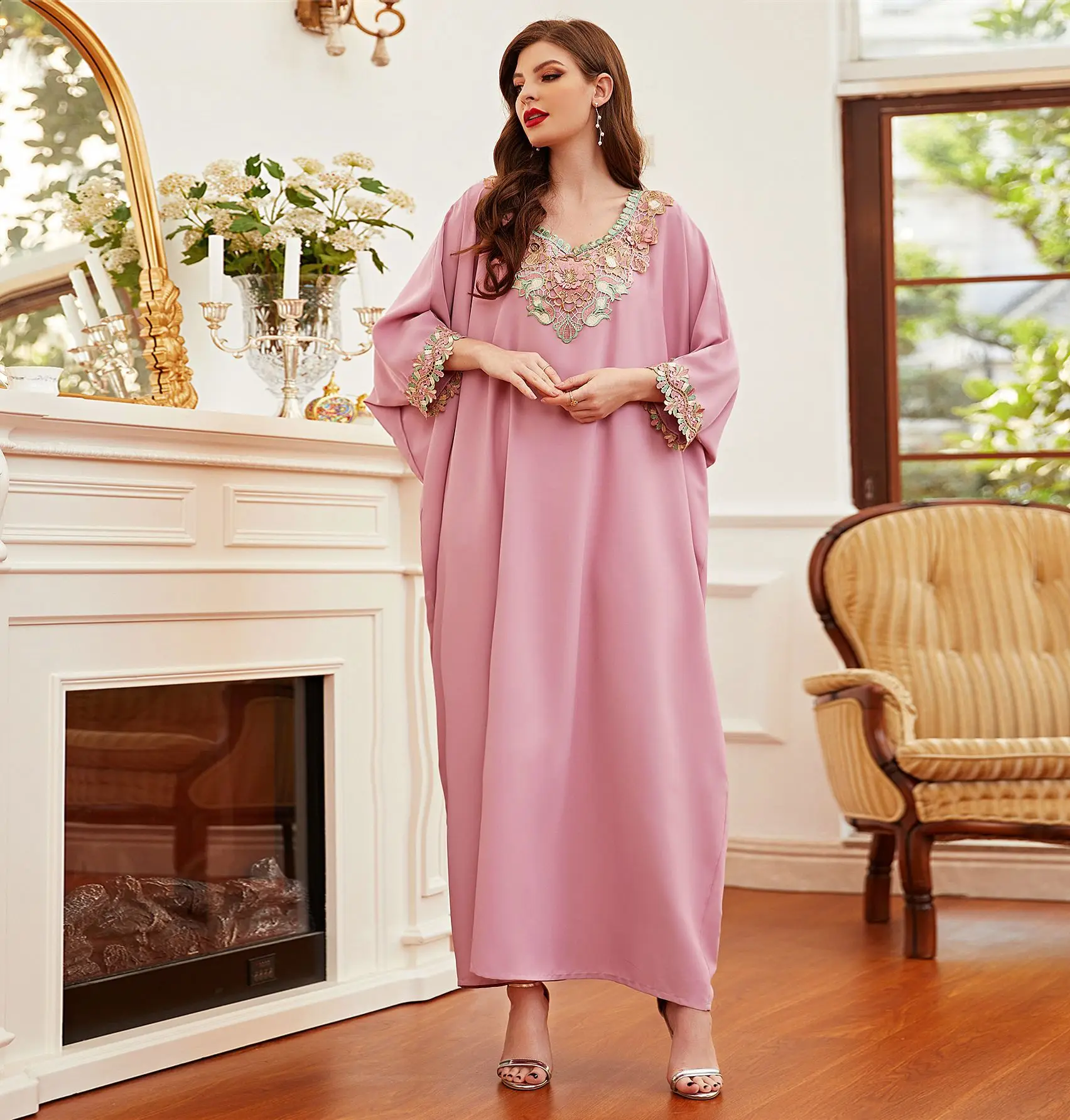 Женское платье с вышивкой длинный кафтан большим подолом в турецком