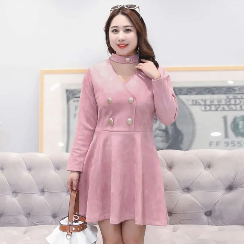 Розовое женское осенне зимнее теплое Замшевое платье большого размера 100 кг с v