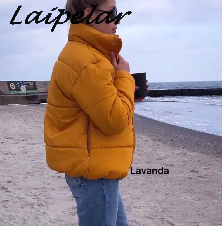 Модная куртка пуховик с воротником оверсайз однотонная короткая на осень и зиму