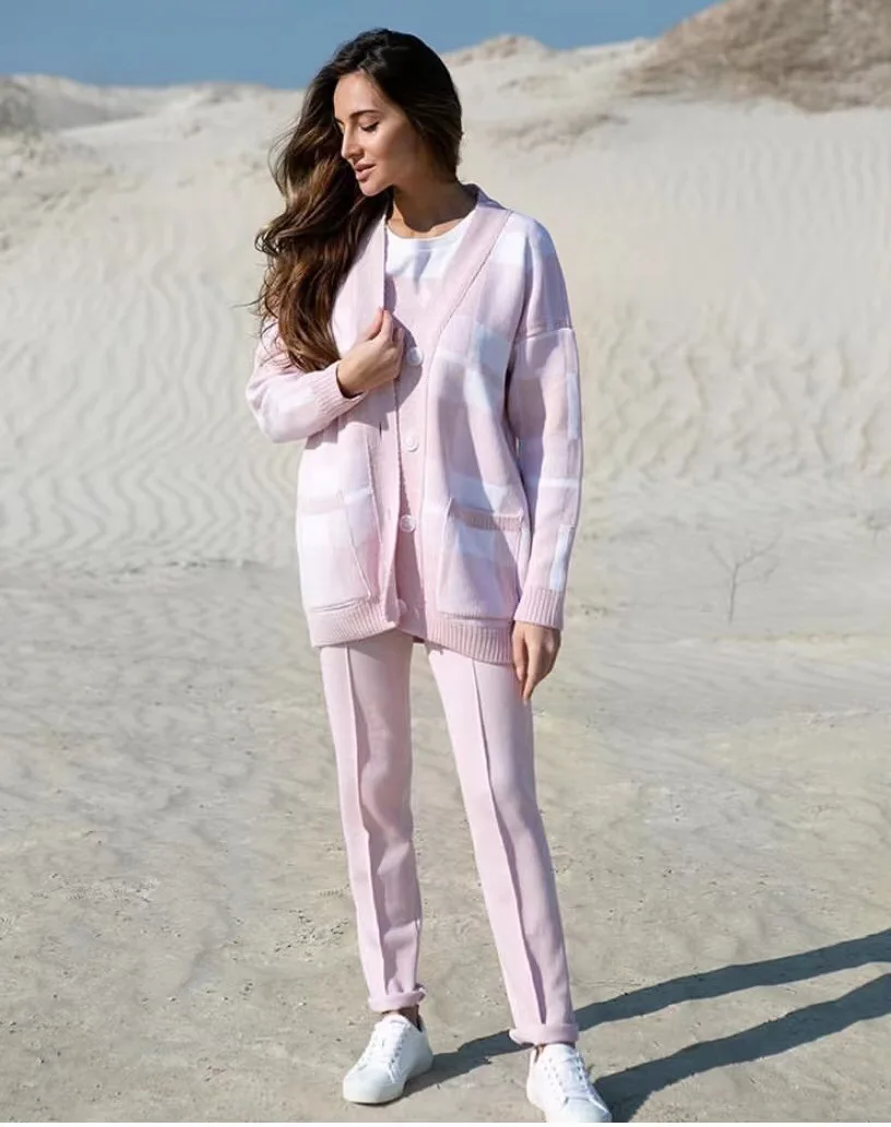 Женский трикотажный костюм ALPHALMODA короткий пуловер + клетчатый кардиган брюки