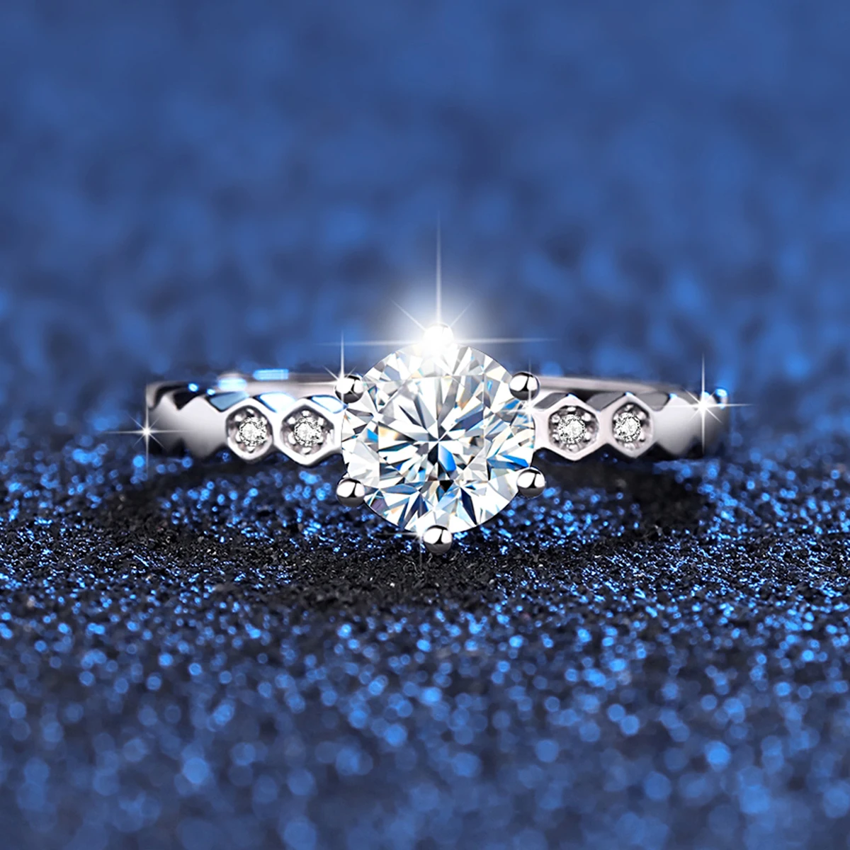 

Кольцо Szjinao регулируемое под серебро с муассанитом диаметром 5-9,5 мм