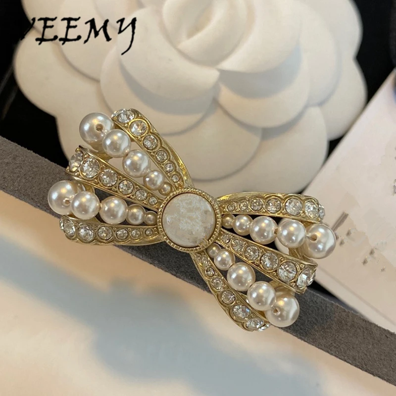 

VEEMY Hot Brand Elegant Bowknot Brooches Pearl Rhinestone CC Pins Women Fashion Vintage Jewelry Accessories