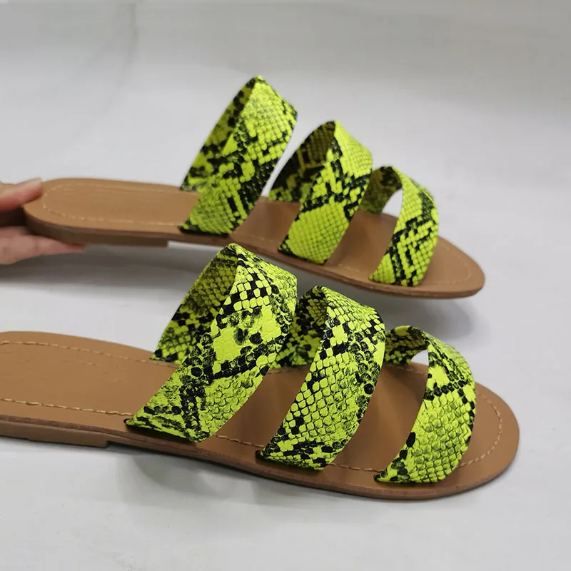 Женские летние крутые шлепанцы удобные пляжные для улицы мягкие сланцы со