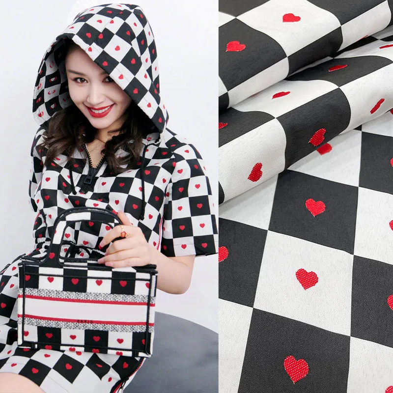 

Новый товар, модная жаккардовая ткань в черно-белую клетку с надписью Love, роскошная жаккардовая ткань, хрустящая ткань для одежды, дизайн тк...