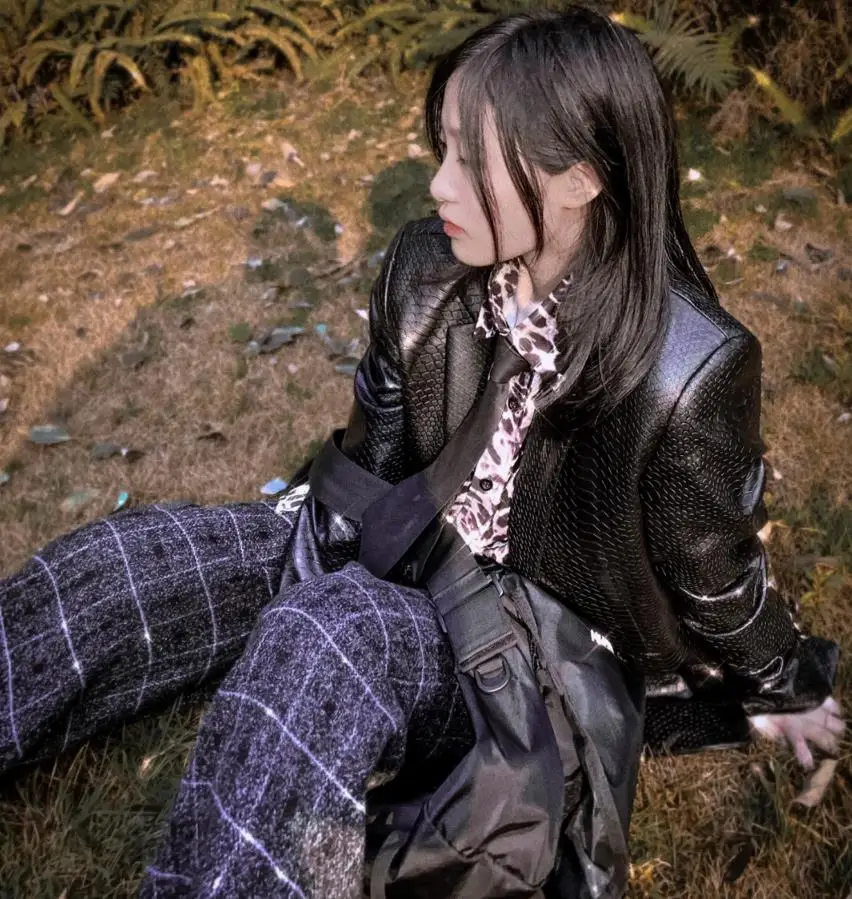 Женская Осенняя кожаная куртка однобортная тонкая из искусственной кожи со