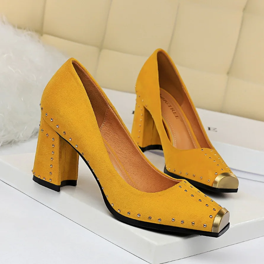 

Retro European and American Fashion Nightclub Thick Heel Metal Square Head Shallow Mouth Rivet High Heels Zapatos De Mujer
