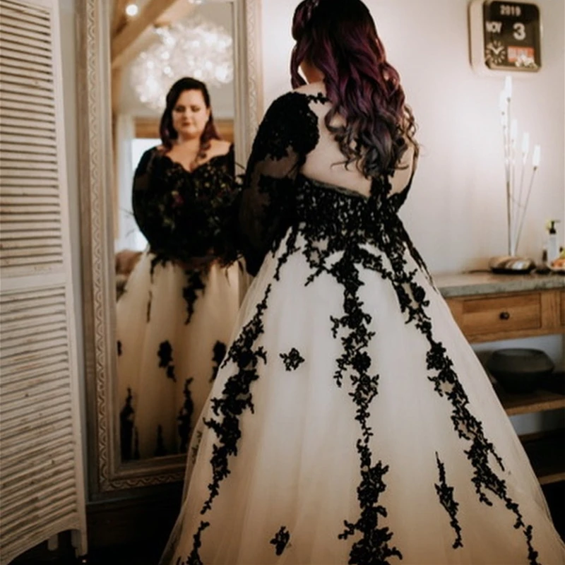 

Plus Size Wedding Dress Vintage Black Lace Long Sleeve V Neck Sheer Back A Line Sweep Trail Bridal Gown 2021 robe de marie