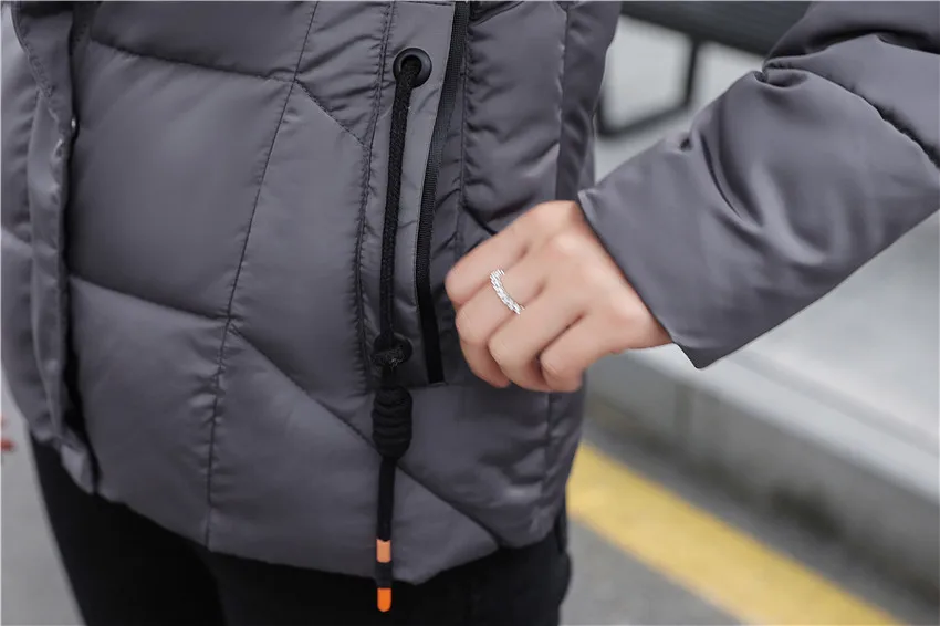 Парка женская зимняя пуховая с капюшоном и воротником из искусственного меха |