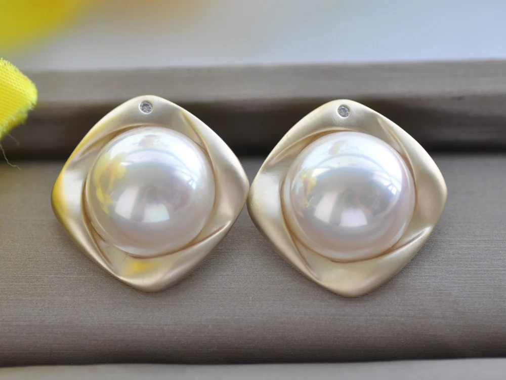 

Z10663 Luster 16mm Square White South Sea shell Mabe Pearl Earring CZ