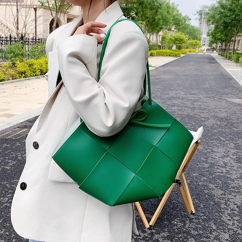 Тканые вместительные большие сумки через плечо из искусственной кожи для женщин