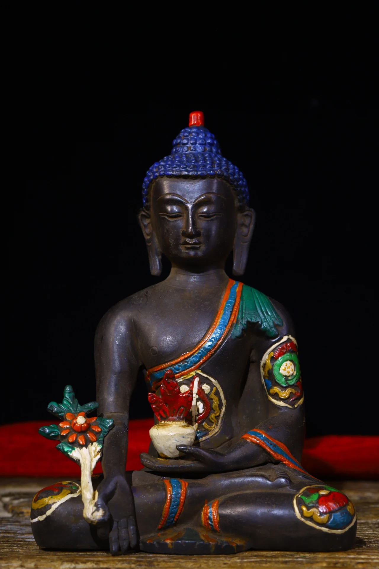 

8"Chinese temple collection Old Bronze Tracing Medicine Buddha Sakyamuni Sitting Buddha Enshrine the Buddha Town House Exorcism