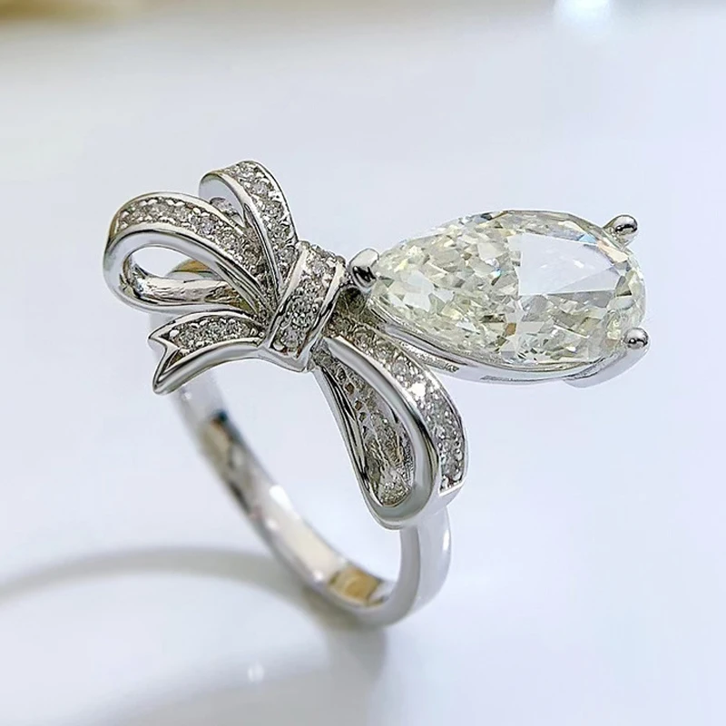 Женское кольцо с бантом из серебра 100% пробы со сверкающим муассанитом | Украшения