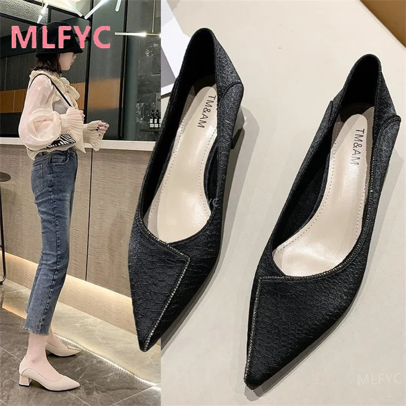 

Pointed shallow mouth fashion women's shoes 2022 autumn new solid color thick heel single shoes trend