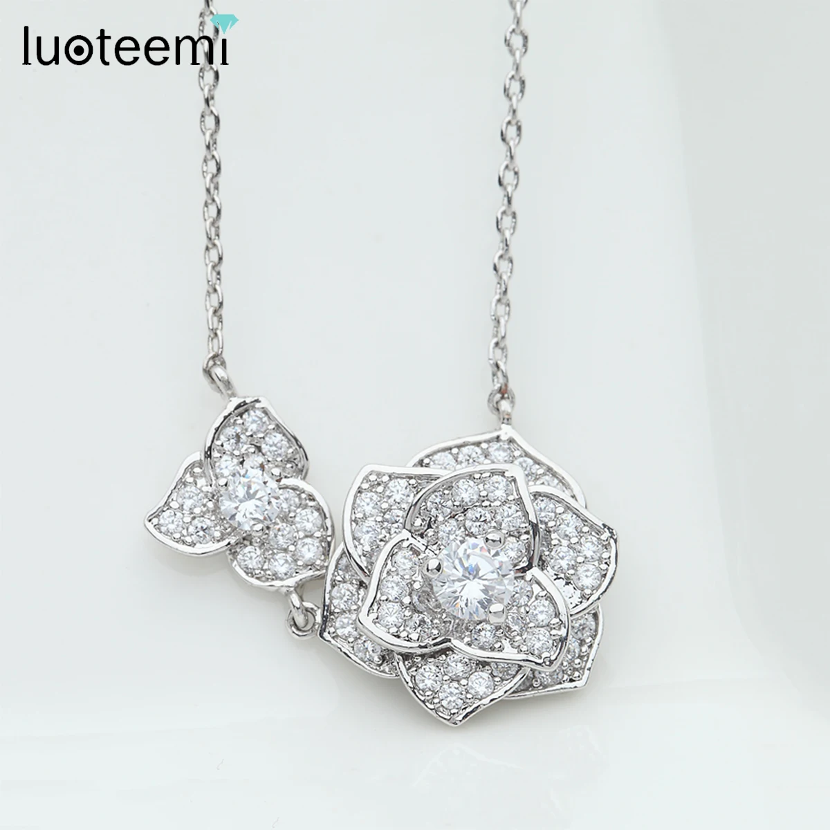 

LUOTEEMI Fashion Trendy Two Rose Flowers Pendant Necklace for Women Luxury Elegant Wedding Bridal Jewelry Christmas Friend Gift