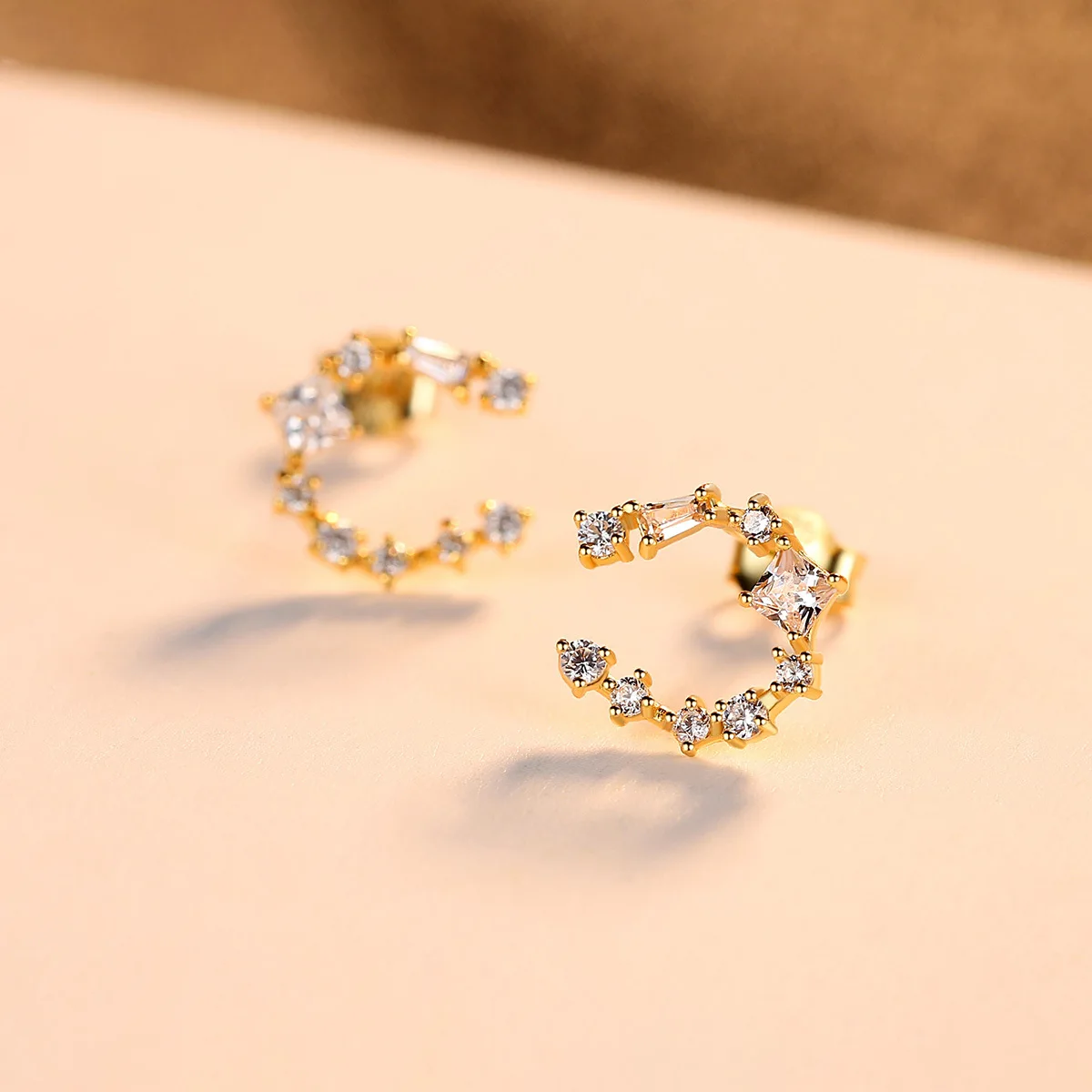 Маленькие серьги-гвоздики с ПАВЕ Модные осенние ювелирные изделия в стиле Томаса