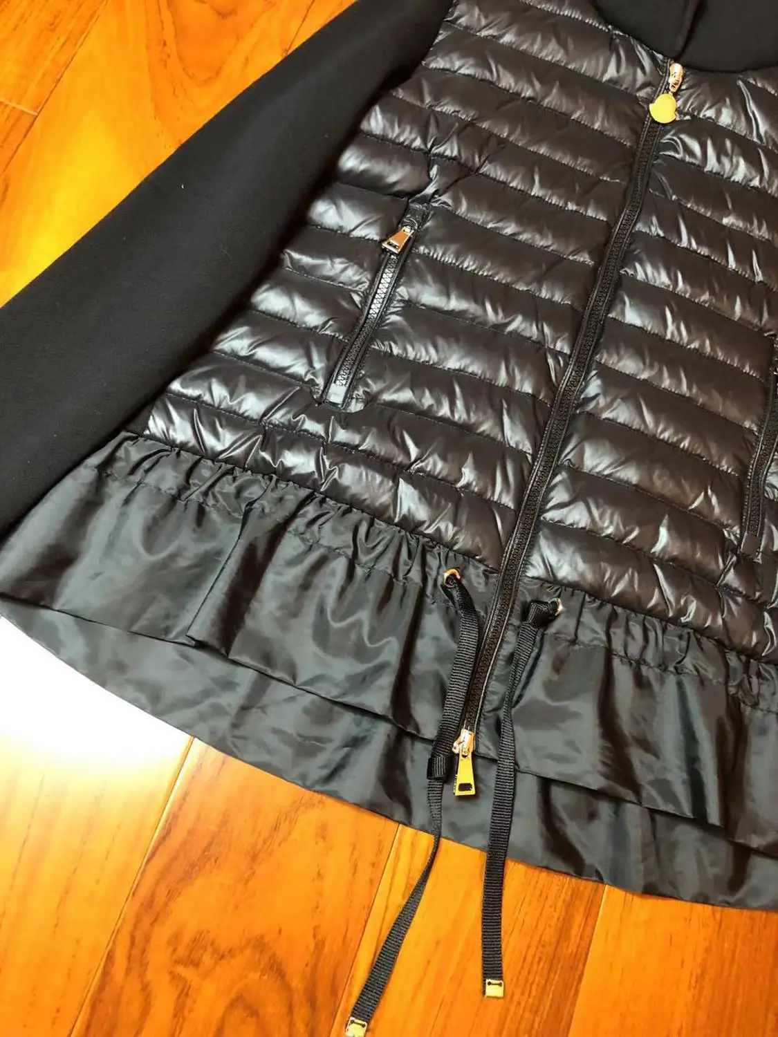 

Hot Sale ! 11.16 High End Fashion Knit Patchwork Hem Ruffles Short Coat Women Keep Warm Drawstring Badge Design Down Jacket