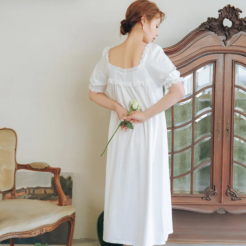 Женское винтажное платье в викторианском стиле белое хлопковое с расширяющимся