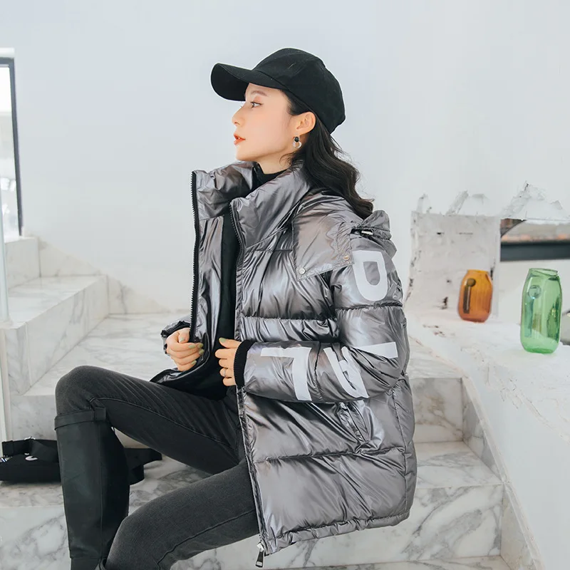 Женская кожаная куртка приталенная из хлопка короткая с яркой поверхностью