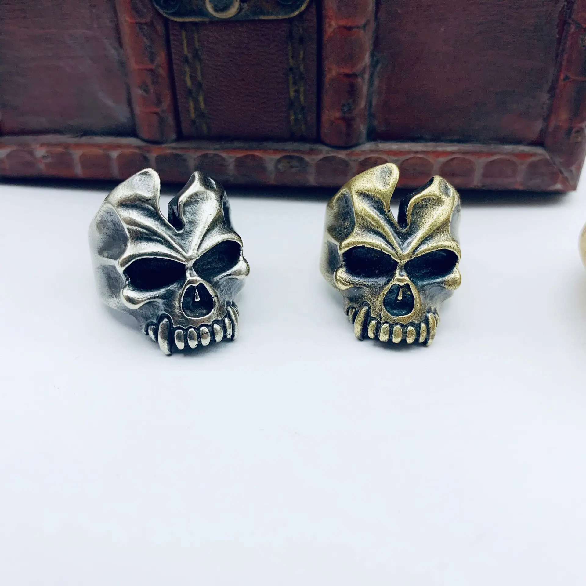 Кольцо мужское с черепом вампира винтажное ювелирное изделие в стиле панк