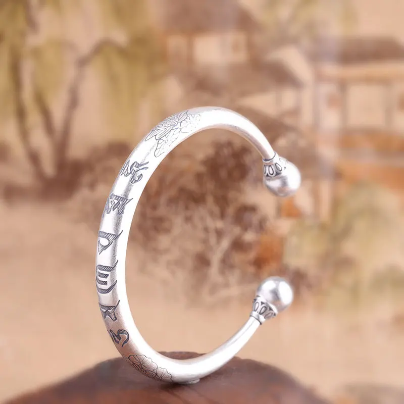 Женский матовый браслет с мантрой из серебра 999 пробы выгравированным лотосом |