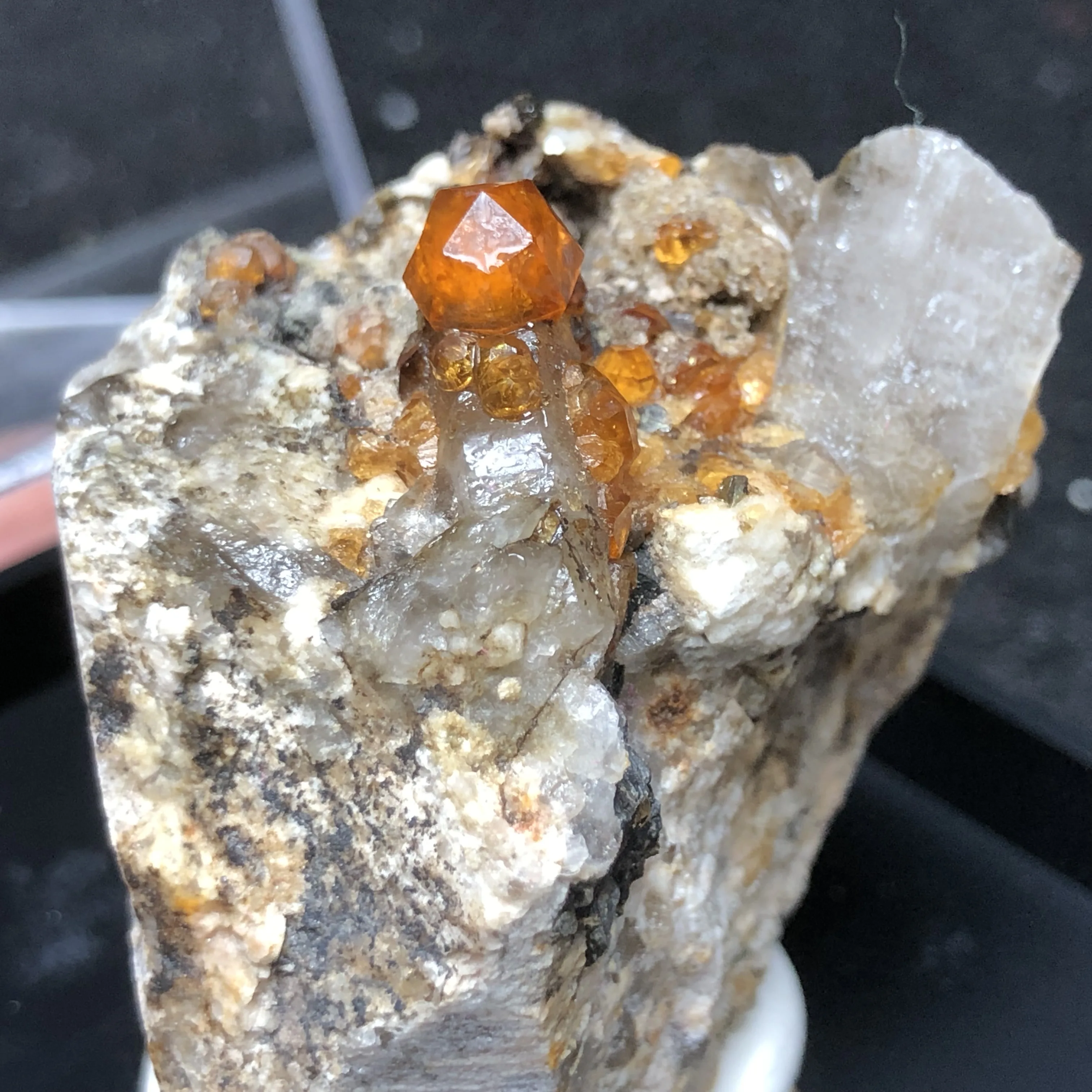 

100% natural crystal and garnet mineral samples stone home decoration healing energy wheel vein teaching collection (send box)