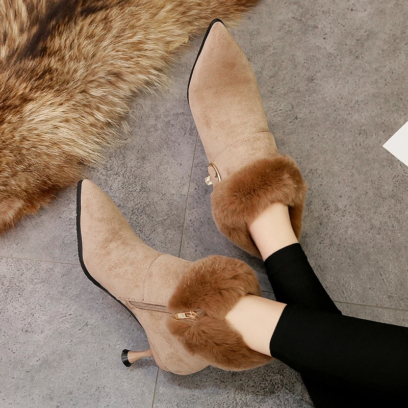 Модные ботильоны с пушистым мехом женские острым носком на тонком высоком