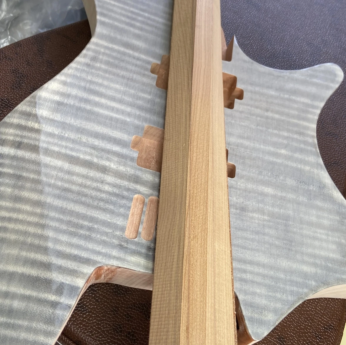 

Custom 6 string headless electric guitar, only neck pickup, no hole selector switch, only volume and pitch