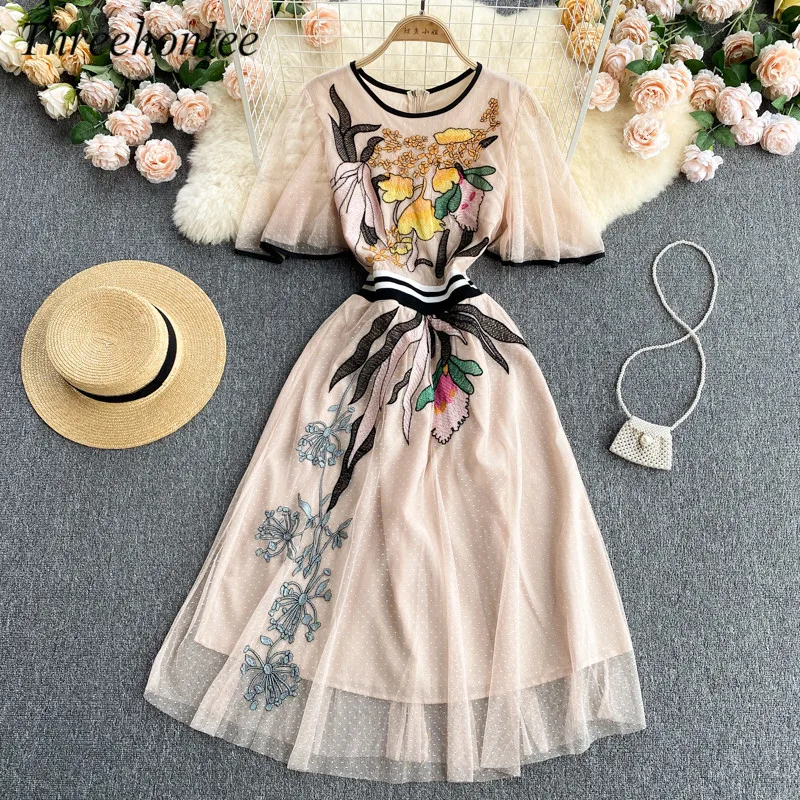 Женское платье с рукавом бабочкой элегантное модельное облегающее трапеция миди